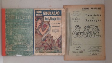 Três Livros escolares bastante antigos	