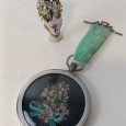 Medalhão e jarra com arranjos florais 