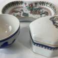 Lote trés peças em porcelana duas policromadas e uma china azul