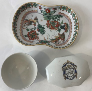 Lote trés peças em porcelana duas policromadas e uma china azul