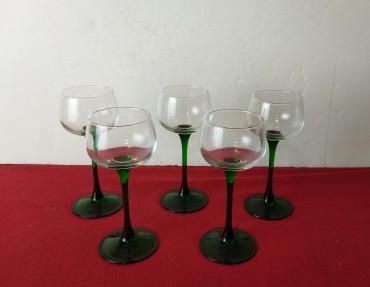 Cinco copos de pé alto 