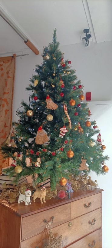 Árvore de Natal com pendentes e luzes