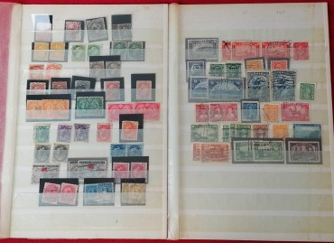 2 carteiras com + 150 selos do Canadá antigos