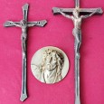 Dois cristos crucificados e medalha
