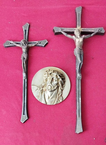 Dois cristos crucificados e medalha