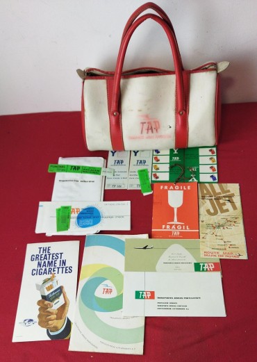 Mala da TAP e lote de bilhetes e etc. 