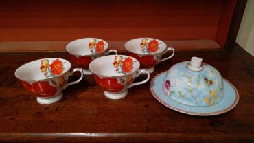 Seis chávenas e tampa