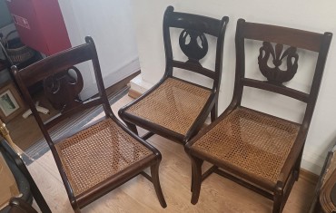 Três cadeiras «Cisnes»