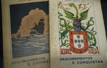 DESCOBRIMENTOS E CONQUISTAS - 2 PUBLICAÇÕES