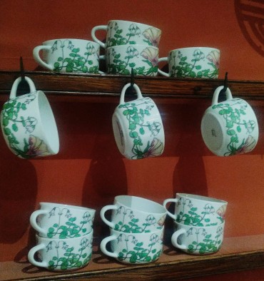 Treze chávenas e trezes pires