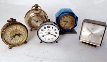 Cinco relógios de mesa 