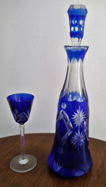 Garrafa e calice, vidro azul antigo 