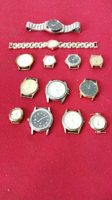 Dois relógios de pulso e onze caixas de relógio (sem braceletes)
