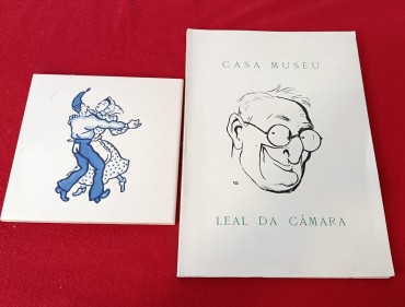 Azulejo e catálogo da Casa-Museu Leal da Câmara