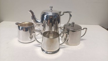 Bule, leiteira e dois açucareiros 