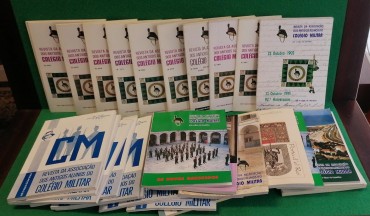 Lote de revistas da Academia Militar 