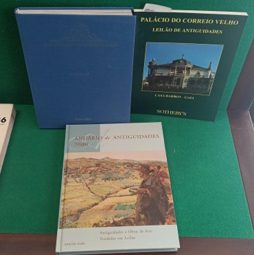 Três livros sobre antiguidades 