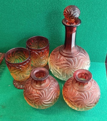 Licoreira, par de frascos de perfume e par de copos 