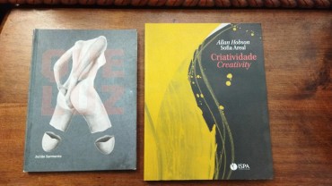 Dois catálogos de Arte Contemporânea