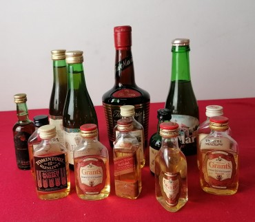 Lote diverso de bebidas miniatura 