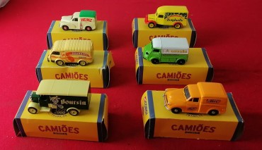 Seis carrinhas publicitárias miniatura