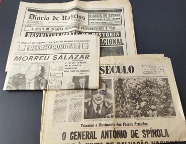 Três jornais com noticias politicas - incluindo 26 de Abril de 1974