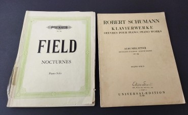 Dois livros de partituras musicais
