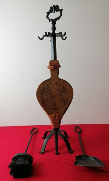 Conjunto de ferros e utensílios de lareira