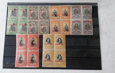 Uma carteira com selos dos Açores em quadras