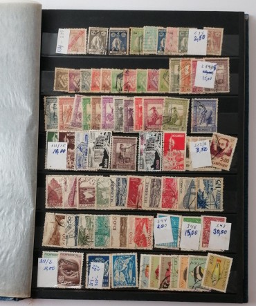 1 classificador com 726 selos usados do ultramar, sendo do Congo, Moçambique, Zambézia, Angola, Niassa, Cª Moçambique, Cabo Verde, Guiné. Boas taxas e muitas séries 