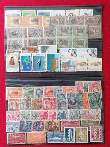 Duas carteiras com selos de Portugal e Açores diversos estados
