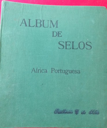 Álbum com selos de Angola, Cabo Verde, Guiné e Moçambique, mais 700 selos sem repetições