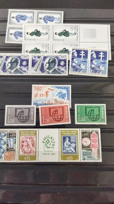 Classificador com dezenas de selos novos de França, alguns em múltiplos, maioria da temática 