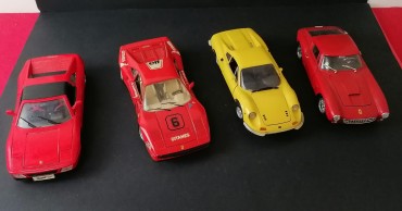 Quatro carros de miniatura de coleção