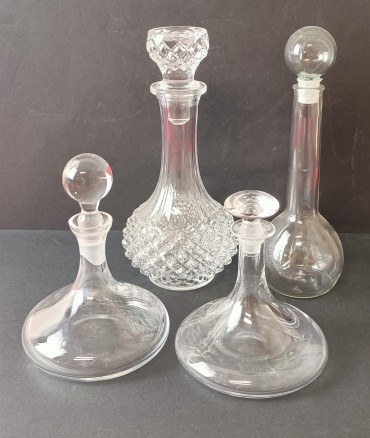 Quatro licoreiras de pequenas dimensões 