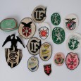 Lote de emblemas de futebol e carteira da TAP 