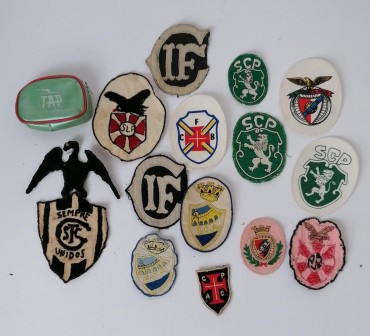Lote de emblemas de futebol e carteira da TAP 