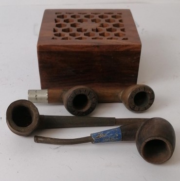 Caixa e três cachimbos 