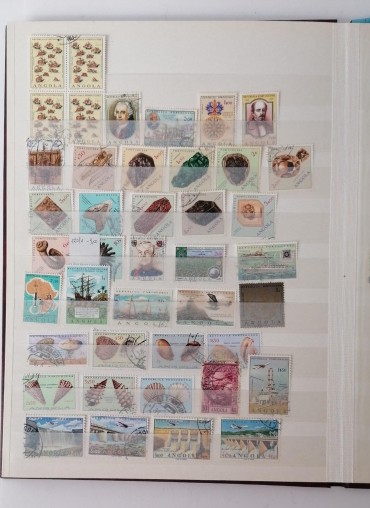 Classificador com centenas de selos usados do Ultramar (Timor, Macau, Guiné e Angola)