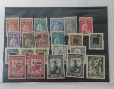 2 carteiras com selos das colónias em especial da Índia