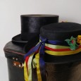 Caixa com dois chapéus