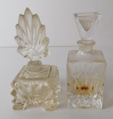 Dois frascos de perfume 