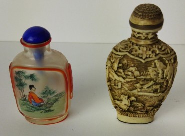 Duas snuff bottles