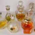 Sete frascos de perfume