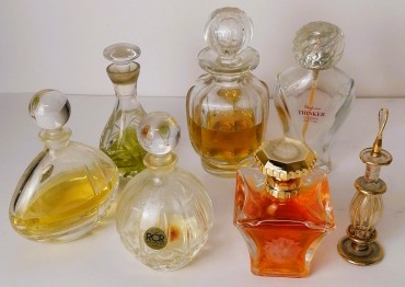 Sete frascos de perfume