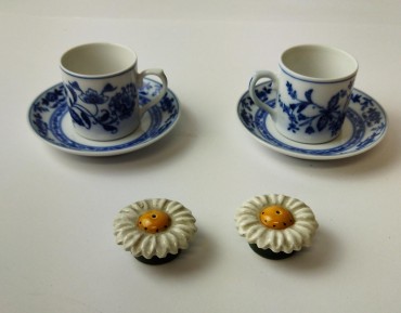 Duas chávenas e saleiro e pimenteiro 'Flor'