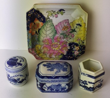 Três caixas e prato 