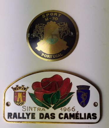 Duas placas publicitárias «Sport M-70» e «Rallye das Camélias 1966»