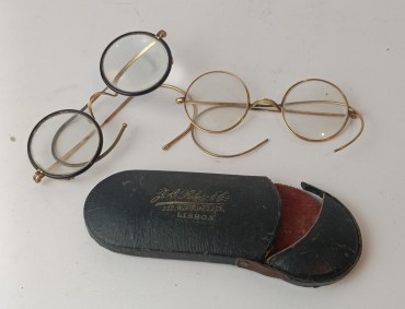 Dois óculos antigos 