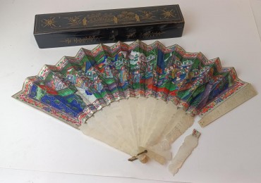 Leque «Mandarim ou de mil caras» com caixa 